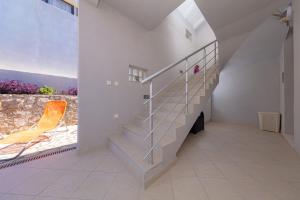 eine weiße Treppe in einem Haus mit Fenster in der Unterkunft Apartment Ela in Dubrovnik