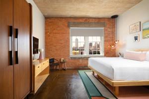 Postel nebo postele na pokoji v ubytování Canvas Hotel Dallas