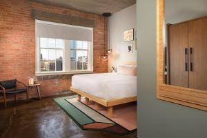 Postel nebo postele na pokoji v ubytování Canvas Hotel Dallas