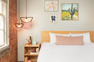 Postel nebo postele na pokoji v ubytování Canvas Hotel Dallas