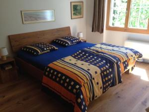 ein Schlafzimmer mit 2 Betten mit Kissen darauf in der Unterkunft Apartment Balmehus # 3 by Interhome in Lenk im Simmental
