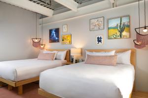 Postel nebo postele na pokoji v ubytování Canvas Hotel Dallas