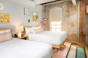 Postel nebo postele na pokoji v ubytování Canvas Hotel Dallas