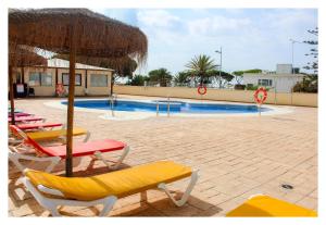 สระว่ายน้ำที่อยู่ใกล้ ๆ หรือใน Apartamentos Inma Mayor en primera línea de playa, con Parking y Piscina