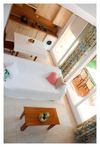a living room with a white couch and a table at Apartamentos Inma Mayor en primera línea de playa, con Parking y Piscina in Los Caños de Meca