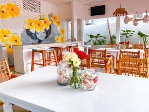 南威的住宿－Papaya Guest House Nungwi，花瓶上的白色桌子