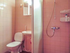 ein rosafarbenes Bad mit einem WC und einem Waschbecken in der Unterkunft Holiday Home Lupposyöte b1 by Interhome in Syöte + 12 Fotos