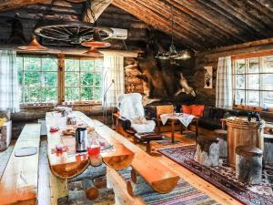 una sala de estar con una gran mesa de madera en una cabaña en Holiday Home Merihovi by Interhome, en Haukipudas