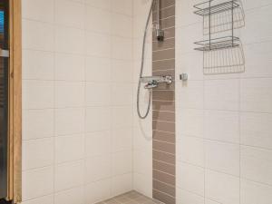 Koupelna v ubytování Holiday Home Päivänsäde 8 lapinkulta by Interhome