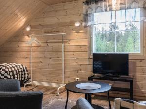TV a/nebo společenská místnost v ubytování Holiday Home Päivänsäde 8 lapinkulta by Interhome