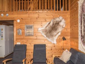 une chambre dotée d'un mur avec un ours sur le mur dans l'établissement Holiday Home Lähikaltio 316 by Interhome, à Äkäslompolo