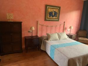 A bed or beds in a room at A PORTELA - Pereiro de Aguiar