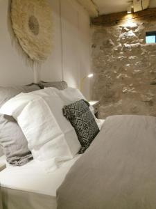 サント・マリー・ド・カンパンにあるGite Grand Tourmaletのベッドルーム1室(白いシーツと枕のベッド1台付)