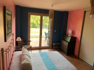 A bed or beds in a room at A PORTELA - Pereiro de Aguiar