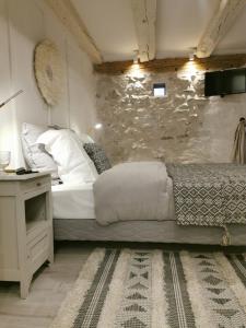 サント・マリー・ド・カンパンにあるGite Grand Tourmaletの石壁のベッドルーム1室