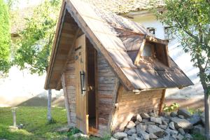 ein kleines Holzgebäude mit Dachschräge in der Unterkunft Kuća za odmor ''S'' in Mladenovo