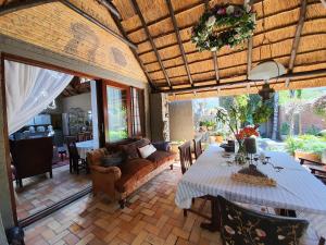 プレトリアにあるWaterhouse Guest Lodge in Waterkloofのテーブルとソファのあるリビングルーム
