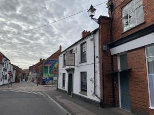 une rue vide dans une ville avec des bâtiments dans l'établissement Glastonbury Secret Retreat - 1 BD Split-Level Apt, Sleeps 3, à Glastonbury