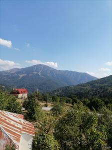 een uitzicht op een berg in de verte bij Guesthouse Chotos in Samarína