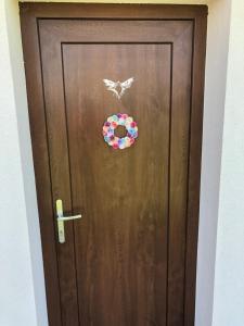 una puerta de madera con una corona en Ölyv, en Fertőrákos