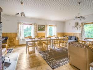 een eetkamer met een tafel en stoelen bij Holiday Home Palttala by Interhome in Viitapohja