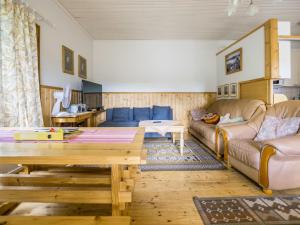 sala de estar con sofá y mesa en Holiday Home Palttala by Interhome, en Viitapohja