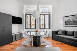 ein Wohnzimmer mit einem Tisch und einem Sofa in der Unterkunft Art Pantheon - Suites & Apartments in Athen