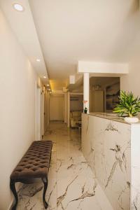 eine Lobby mit einer Bank in einem Zimmer mit Marmorböden in der Unterkunft Belsun Hotel in Beldibi