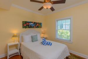 ein Schlafzimmer mit einem Bett und einem Deckenventilator in der Unterkunft Key West Villas in Key West