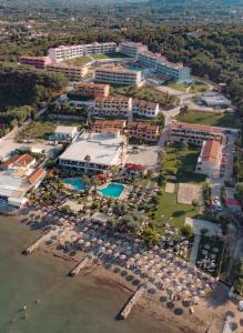 uma vista aérea do resort e da praia em Robolla Beach Aparthotel em Roda