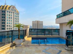 สระว่ายน้ำที่อยู่ใกล้ ๆ หรือใน Apartamento conforto - Itaim Bibi