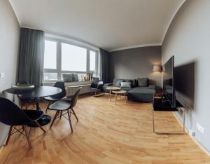 ミュンスターにあるStylisches Münster City-Apartment 83 m²のソファとテーブルと椅子のあるリビングルーム