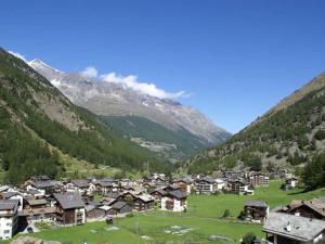 un village dans une vallée avec une montagne en arrière-plan dans l'établissement Apartment Haus Alpenrose by Interhome, à Saas-Almagell