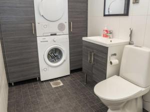 ein Badezimmer mit Toilette und Waschmaschine in der Unterkunft Holiday Home Villa vuosseli c 1 by Interhome in Aikkila + 17 Fotos