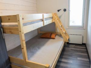 ein Etagenbett in einem winzigen Haus in der Unterkunft Holiday Home Villa vuosseli c 1 by Interhome in Aikkila