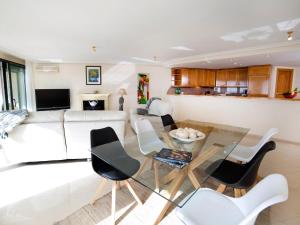 - un salon avec un canapé blanc et des chaises dans l'établissement Apartment Villa Marina Golf-1 by Interhome, à Altea la Vieja