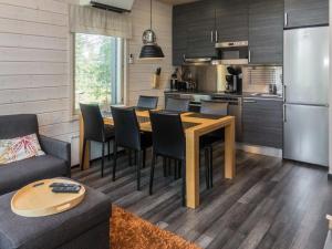 eine Küche mit Tisch und Stühlen in einem Zimmer in der Unterkunft Holiday Home Villa vuosseli c 1 by Interhome in Aikkila