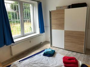 a bedroom with a bed and a window and a mirror at Ruhige EG Wohnung bei der Burg in Kröllwitz
