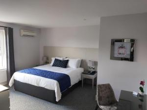 Postel nebo postele na pokoji v ubytování Dean Park Hotel