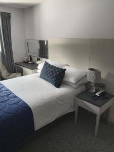 Postel nebo postele na pokoji v ubytování Dean Park Hotel