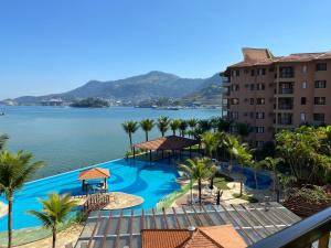 安格拉杜斯雷斯的住宿－Charme Comforto Beira Mar，从酒店的阳台上可欣赏到湖景