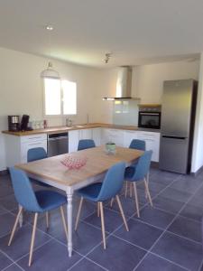 A kitchen or kitchenette at La Masquénada 85 m2, neuve, moderne, confort avec grand garage