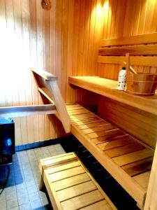 Kúpele alebo wellness v ubytovaní Kuusamon Helmi, Sauna, Parveke, Terassi