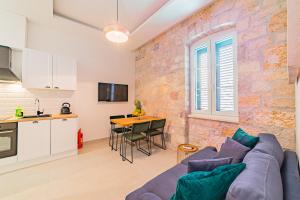 a living room with a blue couch and a table at Apartman Lena Centar in Bol
