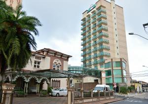 una calle con un edificio alto y un edificio en Tamareiras Prime Hotel, en Uberaba