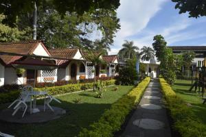 - une vue sur le jardin d'une maison avec pelouse dans l'établissement Hotel Las Victorias Palmira, à Palmira