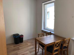 a dining room with a wooden table and a window at Ruhige Wohnung bei der Burg im OG1 in Kröllwitz
