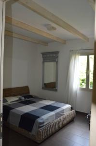 sypialnia z czarno-białym łóżkiem szachowym w obiekcie Casa Vacanze Rocco w mieście Àrbatax