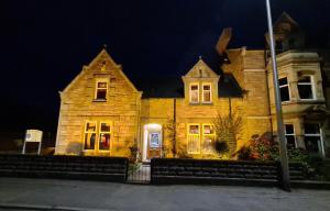 una vieja casa de piedra por la noche en Bluebell House en Inverness