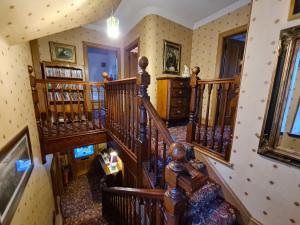 una vista sul soffitto di una scala in una casa di Bluebell House a Inverness